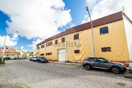 Armazém à venda na Travessa 25 de Abril