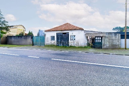 Armazém à venda na Estrada da Marinha Grande, 82