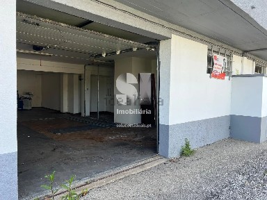 Espaço comercial ou armazém à venda em Zona Nossa Senhora de Fátima