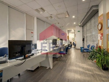 Espaço comercial à venda na Rua do Calhalaz
