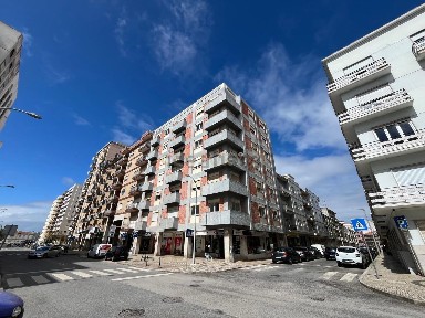 Espaço comercial à venda na Avenida 1º de Maio, 8
