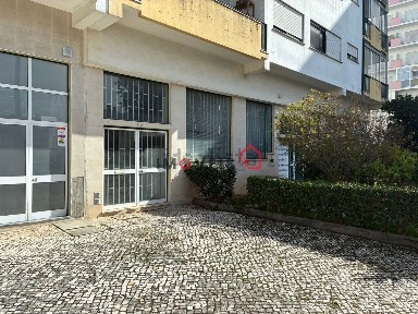 Espaço comercial ou armazém à venda em Marrazes e Barosa