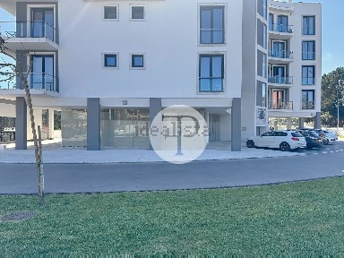 Espaço comercial à venda na Avenida Mestre António Duarte