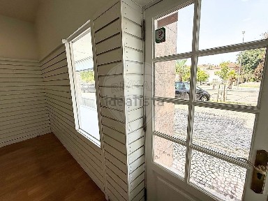 Arrendamento de espaço comercial na Avenida 1 de Maio