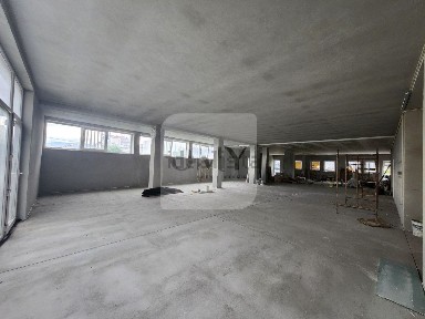 Espaço comercial à venda no Largo do Pioledo