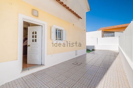 Moradia geminada à venda na Rua Serra de Monchique s/n
