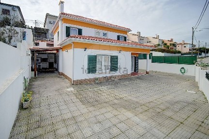 Moradia independente à venda na Sampaio - Maçã