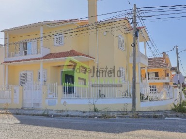 Moradia independente à venda no Vale de Milhaços