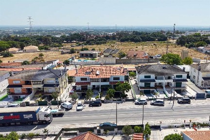 Moradia em banda à venda na Avenida Alberto Valente s/n
