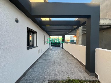 Moradia geminada à venda na Fernão Ferro