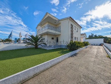 Moradia independente à venda na Avenida 23 de Julho de 1833