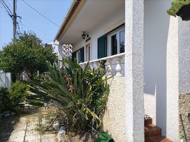 Moradia independente à venda na Rua Almada Negreiros, 1136