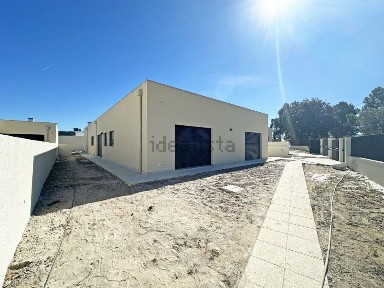Moradia independente à venda na Rua Idelira Lourinhã Elias