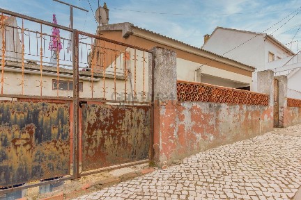 Moradia independente à venda na Rua Elias Garcia, 1940