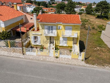 Moradia geminada à venda no Vale de Milhaços