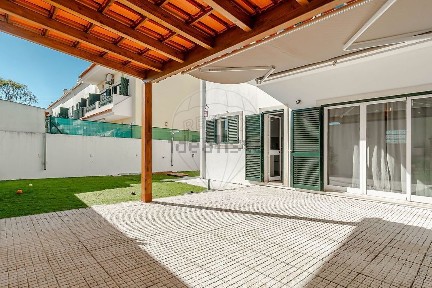 Moradia geminada à venda na Rua Natália Correia