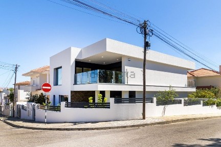 Moradia independente à venda na Avenida Pinhal Conde da Cunha s/n