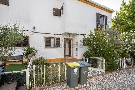 Moradia independente à venda na Rua Dom Lourenço Dinis