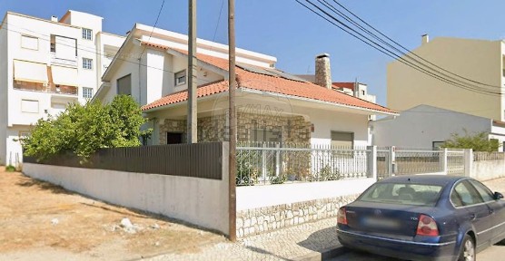 Moradia independente à venda na Rua Damião de Góis