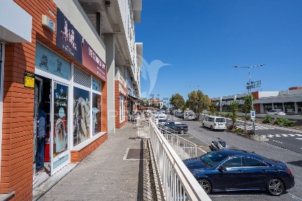 Espaço comercial ou armazém à venda em Caniço