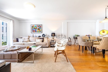 Arrendamento de duplex no Largo Doutor António de Sousa Macedo, 1