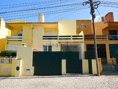 Arrendamento de moradia independente na Rua Barbosa do Bocage, 63