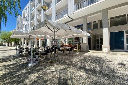 Espaço comercial à venda na Avenida Infante Dom Henrique, 16