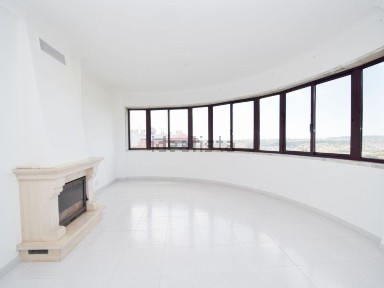 Arrendamento de duplex na Rua António Luís Gomes