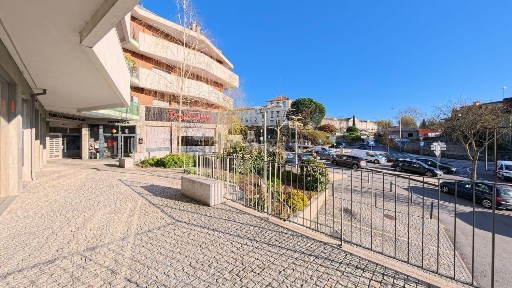 Espaço comercial à venda na Gumirães - Santa Eugénia
