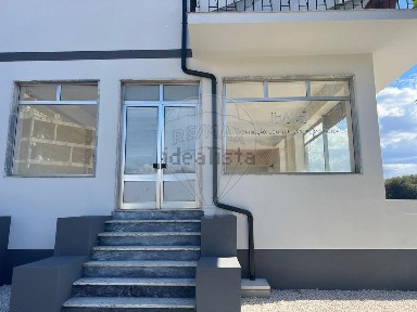 Espaço comercial à venda na Rua da Tapada