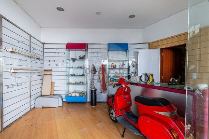 Espaço comercial à venda na Rua Almirante Cândido dos Reis