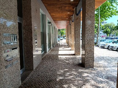 Espaço comercial à venda na Rua Poeta António José Pereira