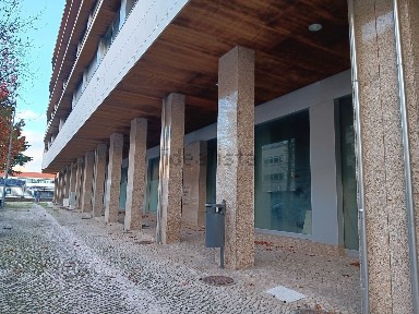 Espaço comercial à venda na Rua Poeta António José Pereira