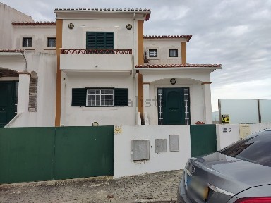 Arrendamento de moradia geminada na Rua António Casal Ribeiro