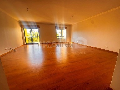 Arrendamento de apartamento T4 na Rua Francisco Sá Carneiro