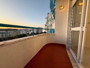 Arrendamento de apartamento T3 no Largo Francisco Sousa Brandão, 3