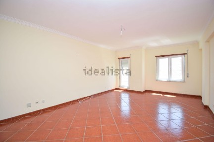 Arrendamento de apartamento T2 na Avenida Rui Grácio, 53