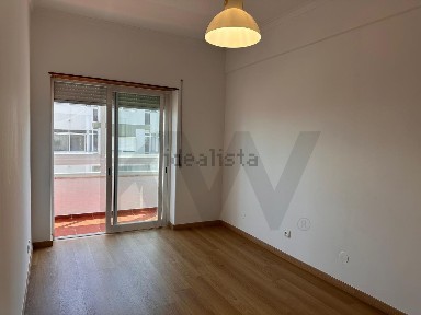 Arrendamento de apartamento T3 na Rua Augusto Gil, 2