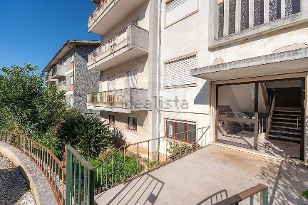 Arrendamento de apartamento T4 na Rua Sá de Miranda