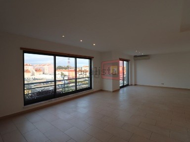 Arrendamento de apartamento T3 na Rua Provedor Nuno Álvares Pereira