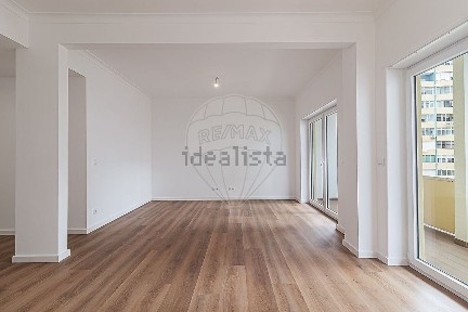 Arrendamento de apartamento T3 na Avenida 25 de Abril de 1974