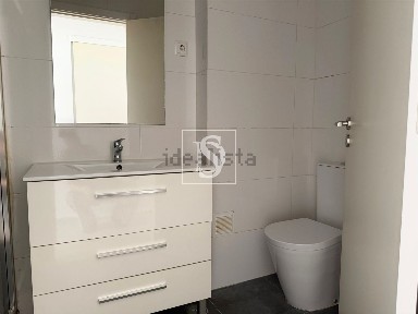 Arrendamento de apartamento T2 na Rua Professor Bento de Jesus Caraça, 18