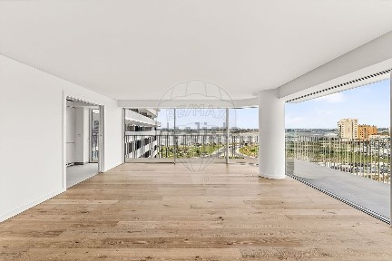 Arrendamento de apartamento T4 na Praceta Verderena, 9