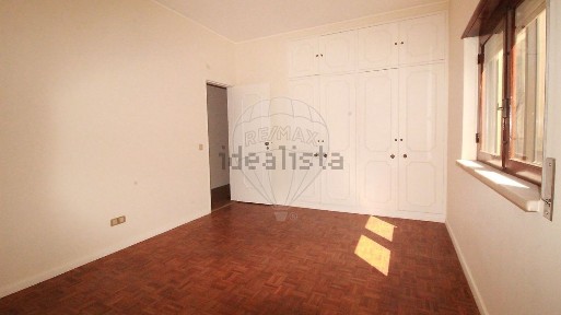 Arrendamento de apartamento T6 na Rua Miguel Pais