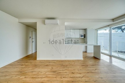 Arrendamento de apartamento T2 na Rua Carlos Paredes, 18