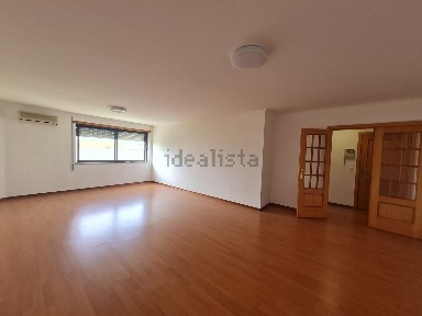 Arrendamento de apartamento T3 na Rua José de Almada Negreiros s/n