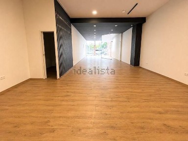 Arrendamento de espaço comercial na Avenida 1º de Maio, 14 a