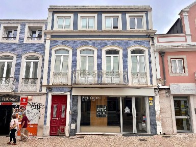 Arrendamento de espaço comercial na Rua General Queirós, 85 e 87