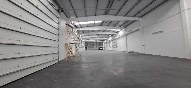 Arrendamento de armazém na Rua Principal