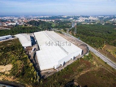Arrendamento de armazém na Rua do Casalinho